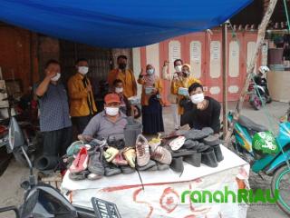 Aksi para kader Pelajar Muhammadiyah membagikan masker dipusat Keramaian